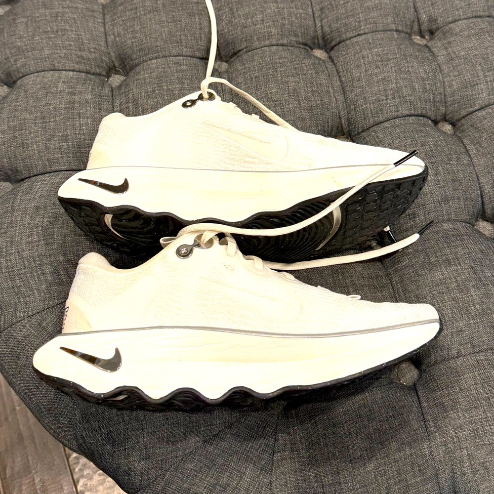 EUC Nike Motiva Walking Shoes, Sz 9